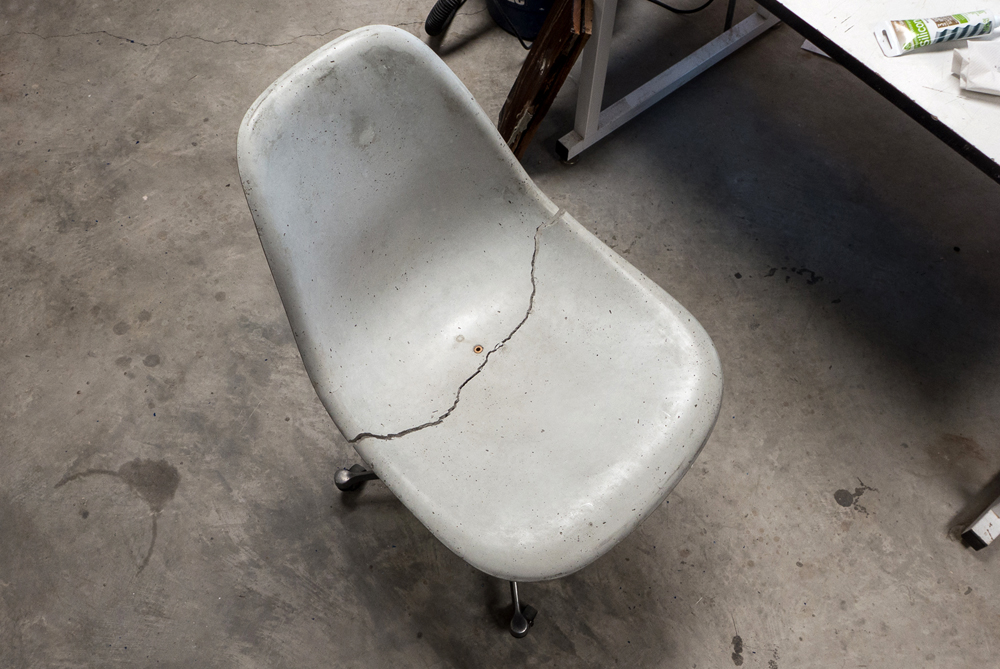 eames_concrete_cracked_02